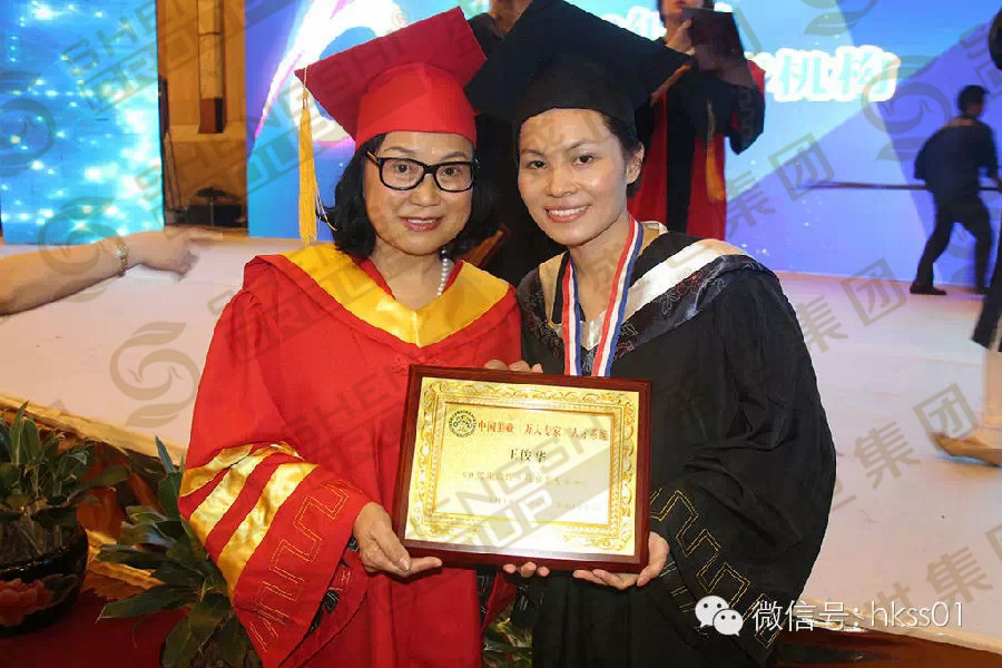 中國(guó)SPA協(xié)會(huì)永久名譽(yù)會(huì)長(zhǎng)馮華博士與王俊華總裁合影。